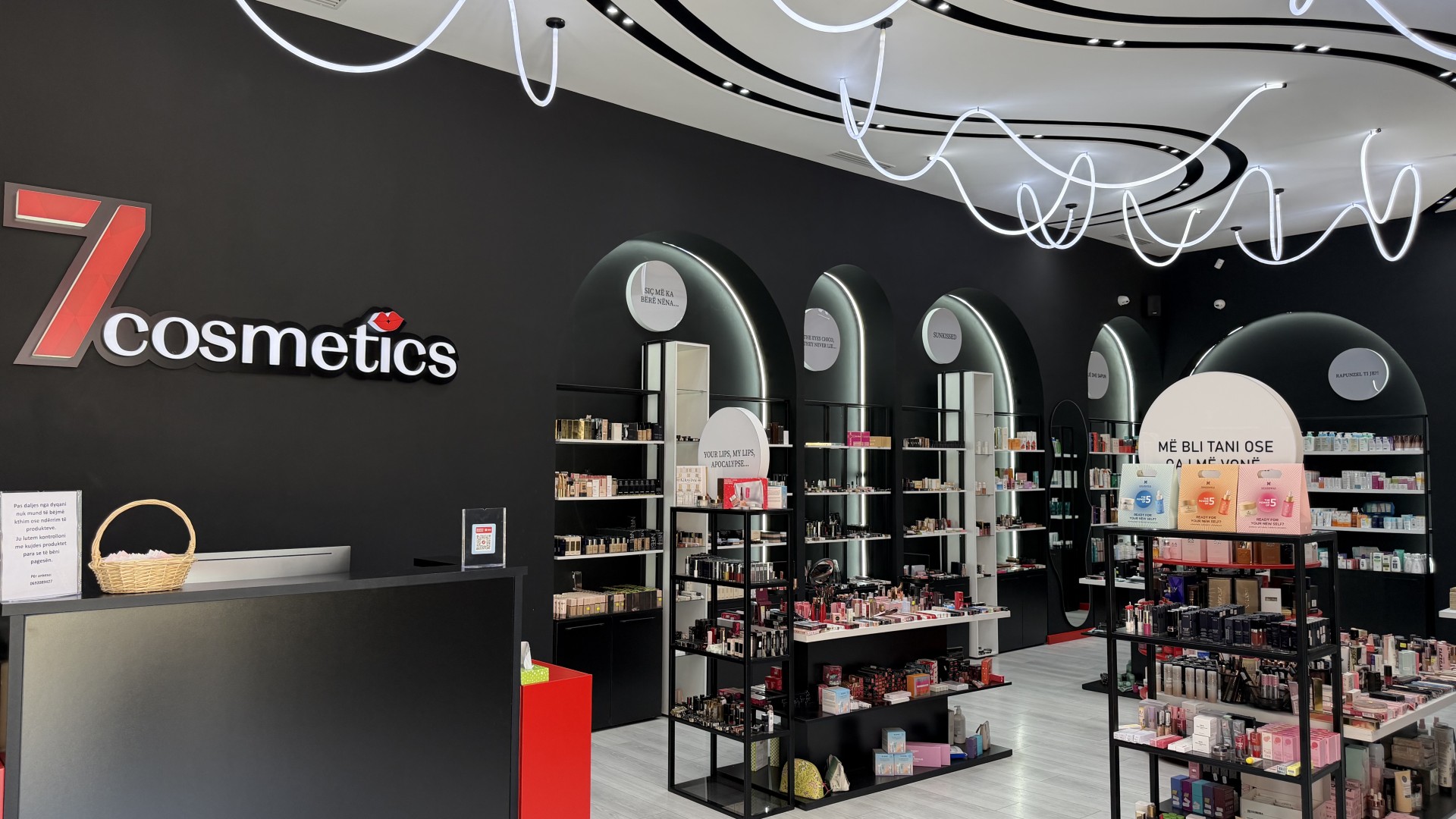 Brendësia e dyqanit 7 Cosmetics